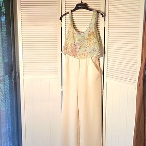 BCBGENERATION SZ0 FLOWERED TOP CREAM BOTTOM JUMPSUIT